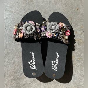 3 for $8 - NWOT Women’s slipper with lots of flowers - US7-8